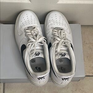Nike Men's White and Black Air Sneakers
